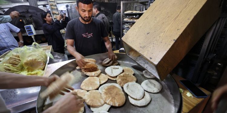 In Gaza, limited food aid meets desperate crowds and looting